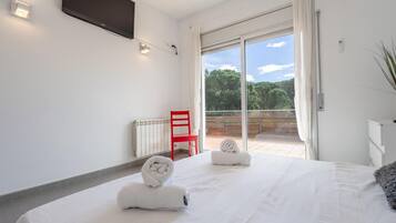 4 bedrooms, iron/ironing board, Internet, bed sheets