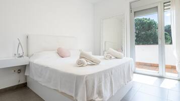 4 slaapkamers, een strijkplank/strijkijzer, internet, beddengoed