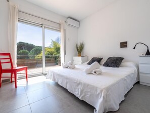 4 bedrooms, iron/ironing board, Internet, bed sheets