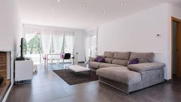 Una televisión, una chimenea