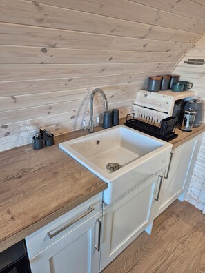 Cabin (Handa) | Private kitchen | Stovetop, electric kettle, toaster