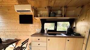 Fridge, stovetop, coffee/tea maker, toaster