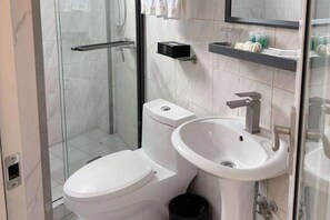 Habitació familiar | Bany | Dutxa, articles de tocador gratuïts, tovalloles i sabó