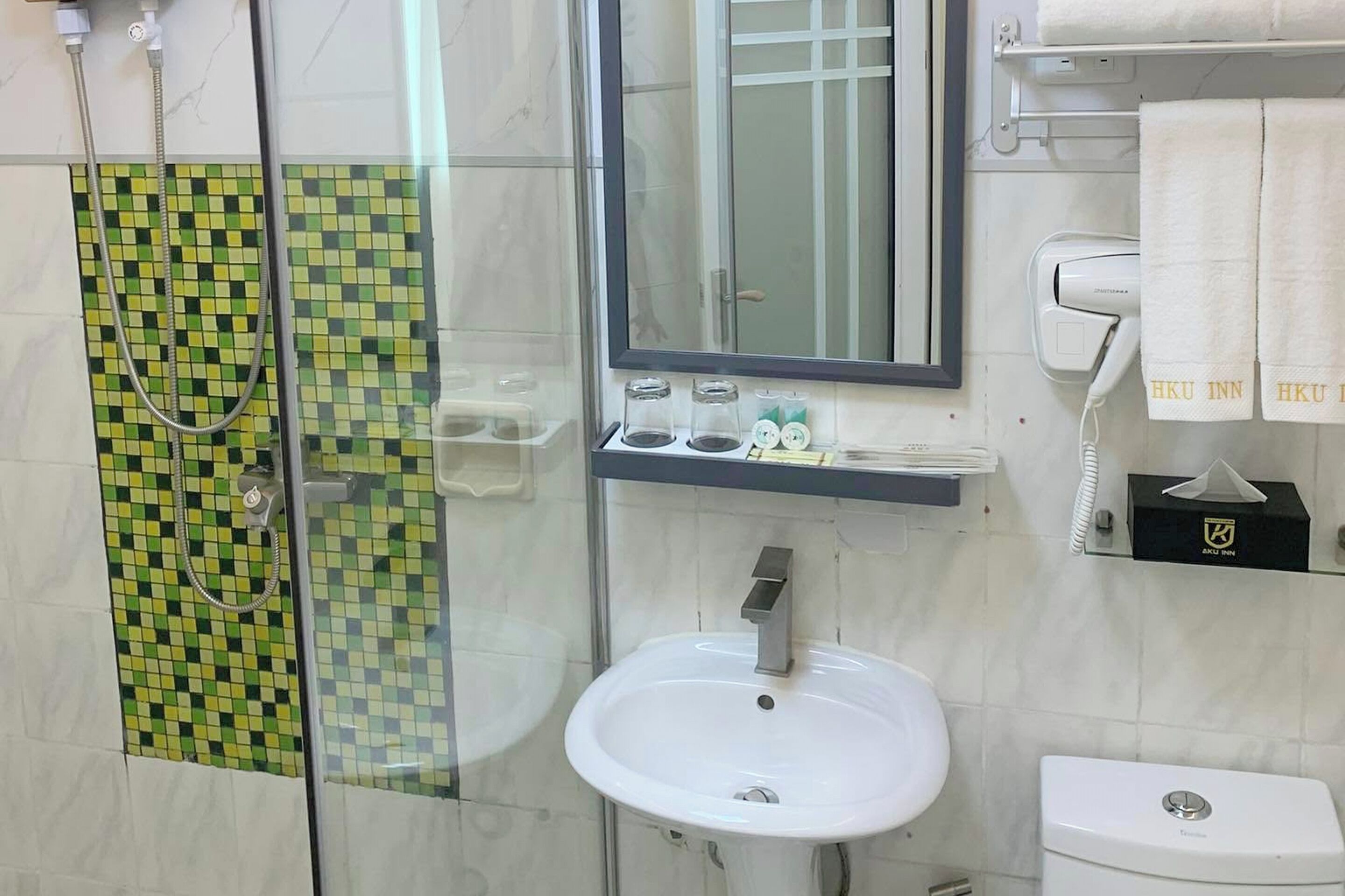 Deluxe Room | Bathroom | Shower, free toiletries, towels, soap