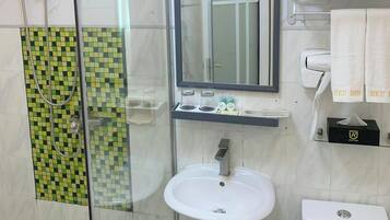 Deluxe Room | Bathroom | Shower, free toiletries, towels, soap