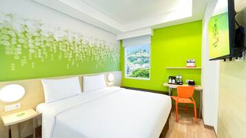 Habitación familiar | Caja de seguridad en la habitación, escritorio y cortinas blackout