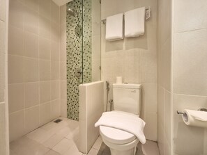 Shower, perlengkapan mandi gratis, handuk, dan sabun