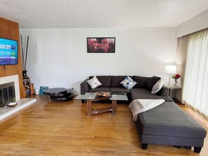 Living area - Cheerful 2 Bedroom with spacious Living & Dining - Central Vancouver (Vancouver)