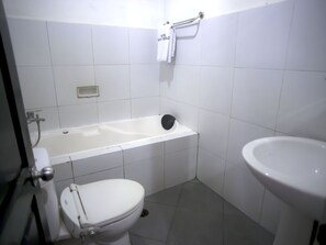 Ein Badezimmer mit Toilette, Waschbecken und Badewanne.