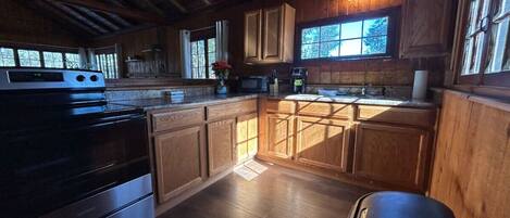 冷蔵庫、電子レンジ、オーブン、コンロ