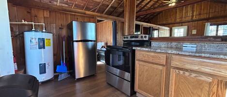 Jääkaappi, mikroaaltouuni, uuni, liesi