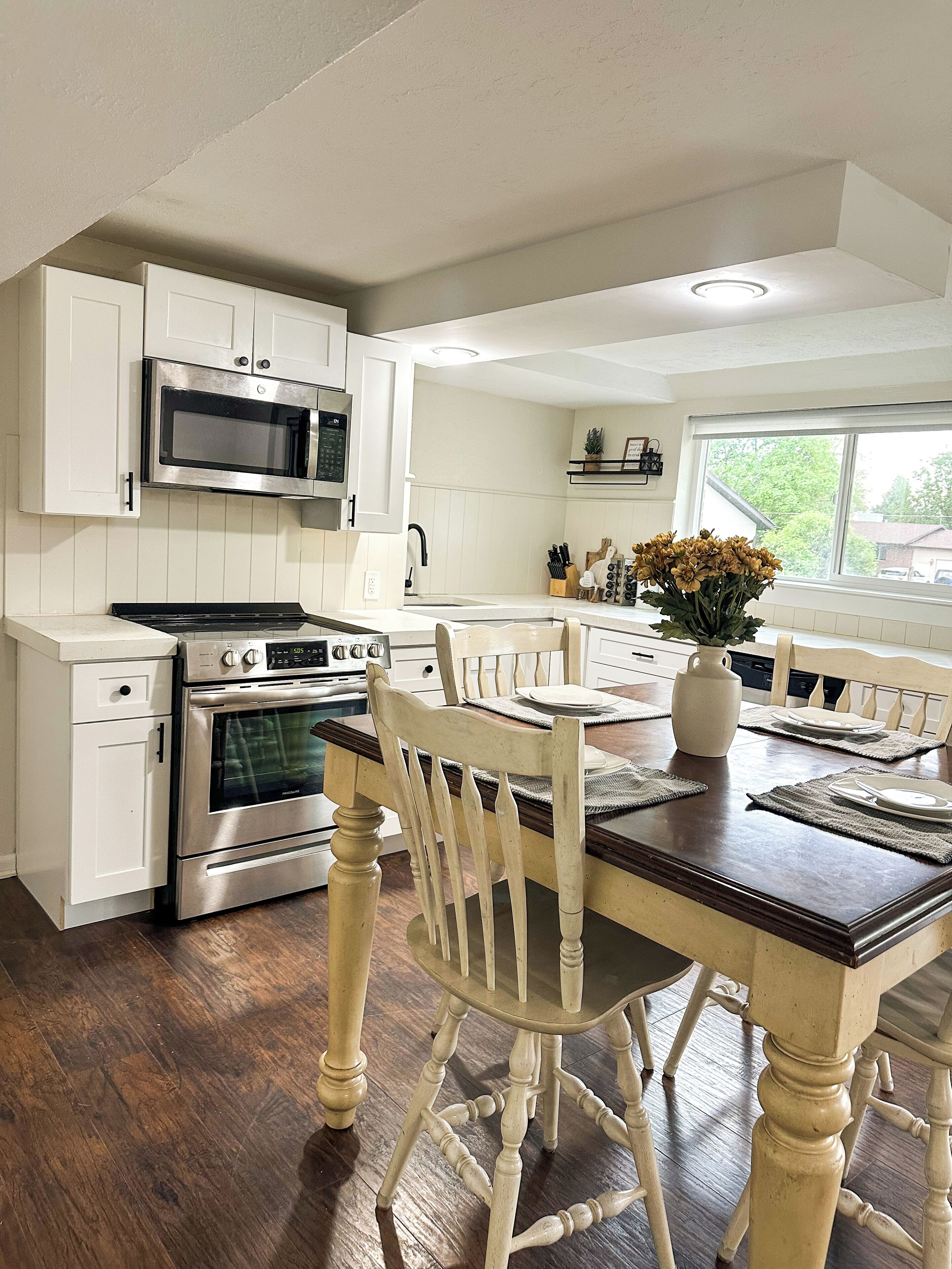 Jääkaappi, mikroaaltouuni, uuni, liesi