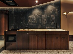 Deluxe Room | Private kitchen | Mini-fridge, microwave, cookware/dishes/utensils, dining tables - illi Tria Shibuya (Tokyo)