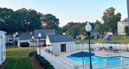 Cozy 1BD/1BA condo in Lake Wylie & Charlotte, NC. Nestled in a tranquil setting