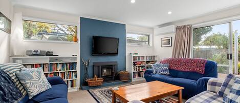 Smart TV, caminetto, lettore DVD