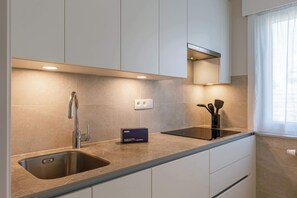 Réfrigérateur, micro-ondes, four, plaque de cuisson