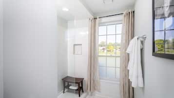 Bruser, hårtørrer, håndklæder