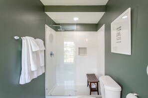 Shower, hair dryer, towels, shampoo - The Legacy Suites Collection Full Property Rental (Luray)