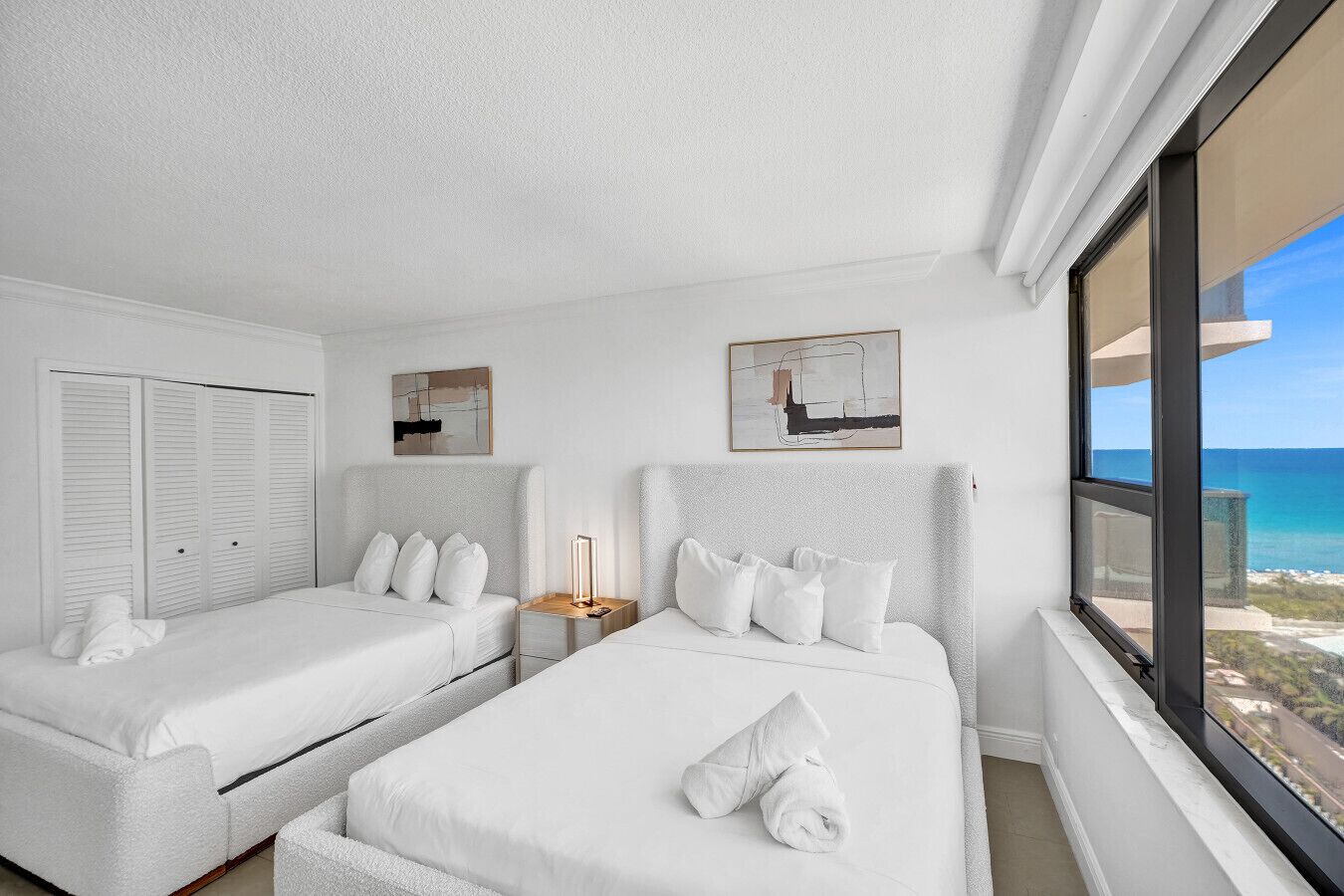 2 habitaciones, tabla de planchar con plancha y cuna de viaje 