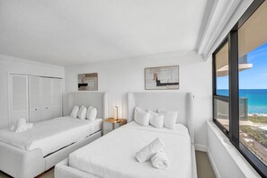 2 bedrooms, iron/ironing board, travel cot, free WiFi - Modern Ocean Escape | Stylish 2BR Condo with Resort Amenities, Pools, Sauna & Gym 1417 (Miami Beach)