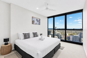 3 habitaciones, tabla de planchar con plancha y cuna de viaje