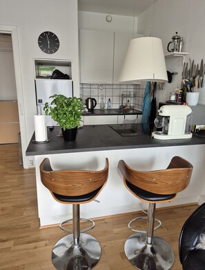 Køleskab, mikrobølgeovn, ovn, kogeplade
