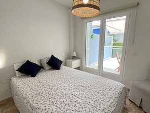 3 slaapkamers, een strijkplank/strijkijzer, internet, beddengoed