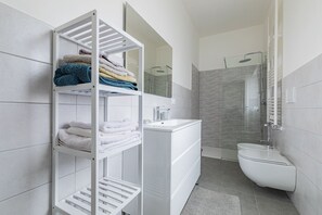 Suihku, hiustenkuivaaja