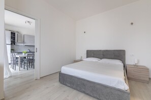 2 bedrooms, iron/ironing board, WiFi