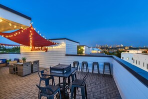 Outdoor dining - New Year's Eve skyline rooftop, fire pit, game room near Broadway (Nashville)
