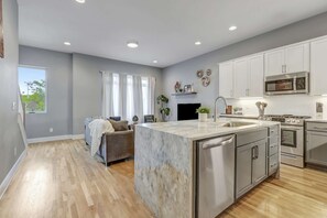 Fridge, microwave, oven, stovetop - New Year's Eve skyline rooftop, fire pit, game room near Broadway (Nashville)