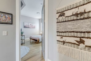 4 Schlafzimmer, Schreibtisch, Bügeleisen/Bügelbrett, Reisekinderbett