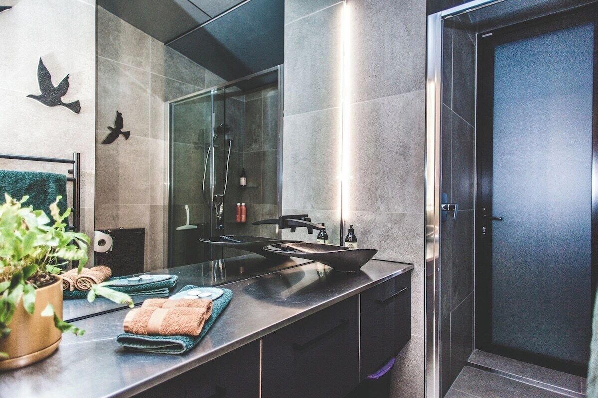 Shower, hair dryer, towels, shampoo