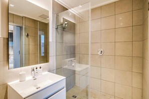 Shower, hair dryer, towels