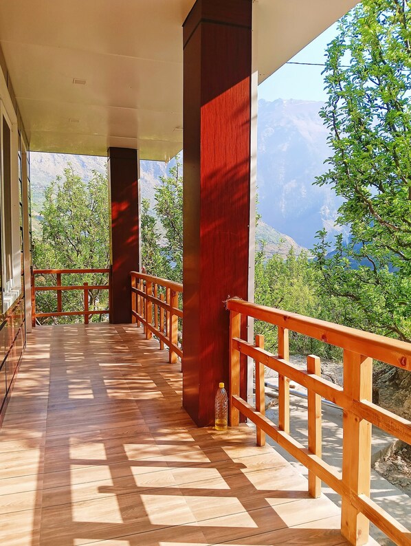 Lobby sitting area - Harsiwoodstone woodstone orchardstay (Bhatwari)