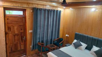 Suite Deluxe, vista collina | 3 camere, cassaforte in camera, postazione laptop, tende oscuranti