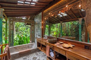 Casa de campo Premium | Baño | Cabezal de ducha tipo lluvia y artículos de higiene personal gratuitos