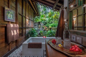 Habitación Deluxe, 1 cama de matrimonio grande | Baño | Cabezal de ducha tipo lluvia y artículos de higiene personal gratuitos