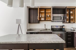 Geladeira, micro-ondas, fogão, cooktop