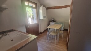 Fridge, microwave, stovetop, coffee/tea maker - Accommodation for 5 people, with small terrace, pets welcome. (Montrichard Val de Cher)