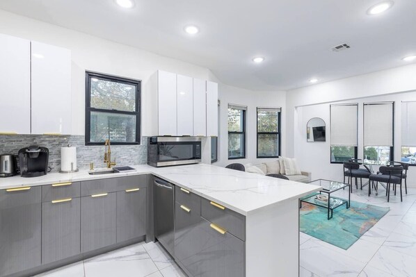 Een koelkast, een microgolfoven, een oven, een kookplaat