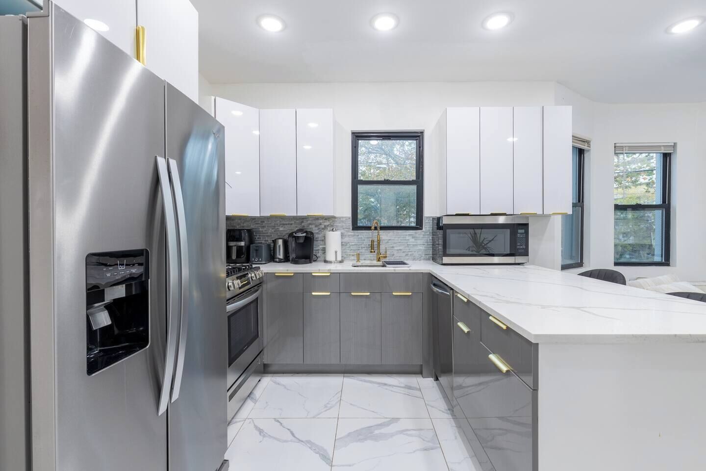 Kjøleskap, mikrobølgeovn, ovn og kokeplater