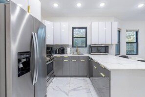 Een koelkast, een microgolfoven, een oven, een kookplaat