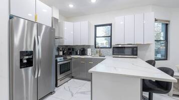 Refrigerador, microondas, horno y parrilla de estufa