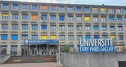 Shared room in evry city center. Near train station and university