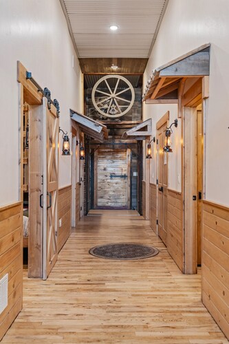 Historic Yellowstone Saloon |Sleeps 25, Hot Tub, Pool Table & More!