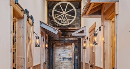 Historic Yellowstone Saloon |Sleeps 25, Hot Tub, Pool Table & More!