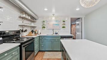 Jääkaappi, mikroaaltouuni, uuni, liesi