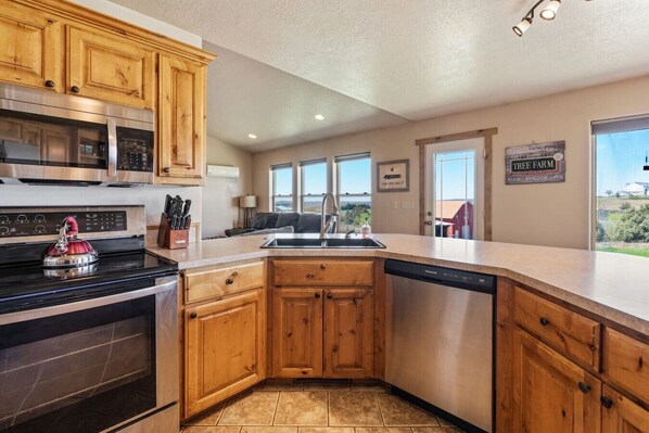 Een koelkast, een microgolfoven, een oven, een kookplaat