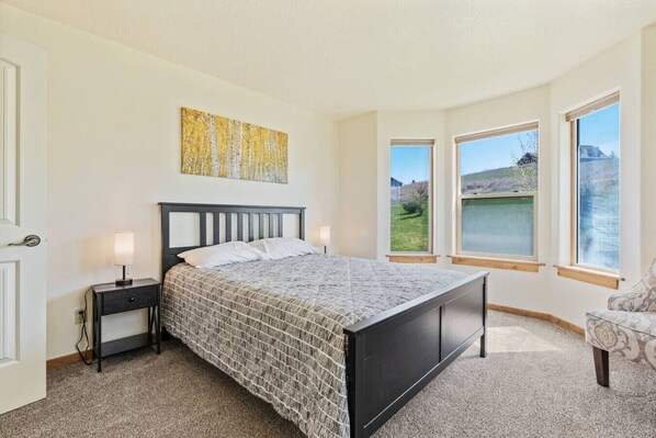 4 bedrooms, travel cot, free WiFi, bed sheets